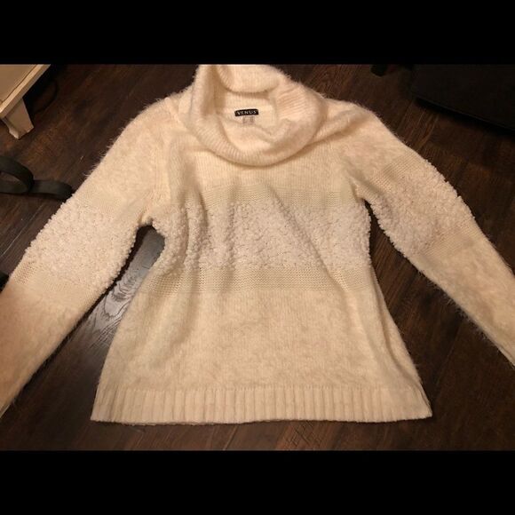 Beautiful white plush turtle neck by Venus - Picture 1 of 8